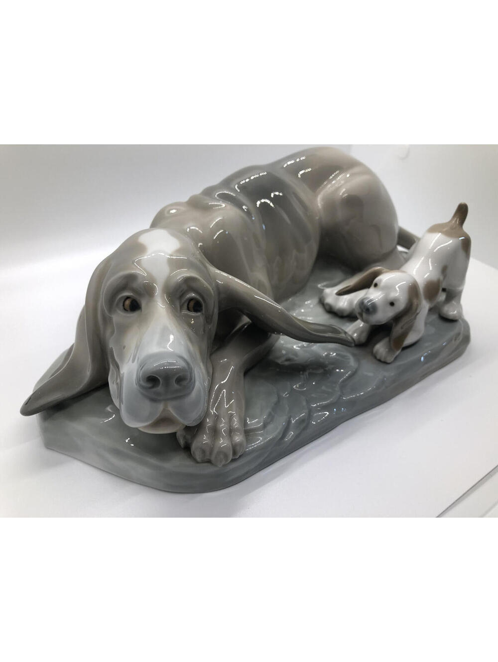 Retired 1984’s Nao by Lladro Spain porcelain Basset bloodhound & puppy figurine
